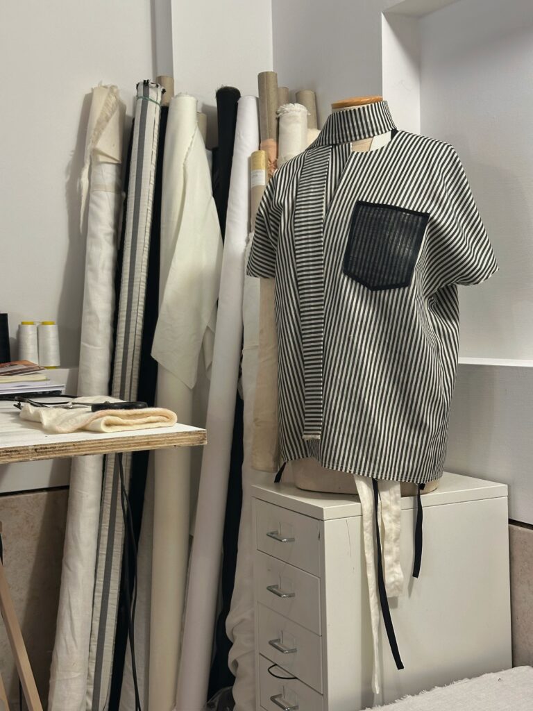 Abito da rifinire all'interno dell'atelier