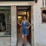 Alessandra all'ingresso del suo negozio a Venezia