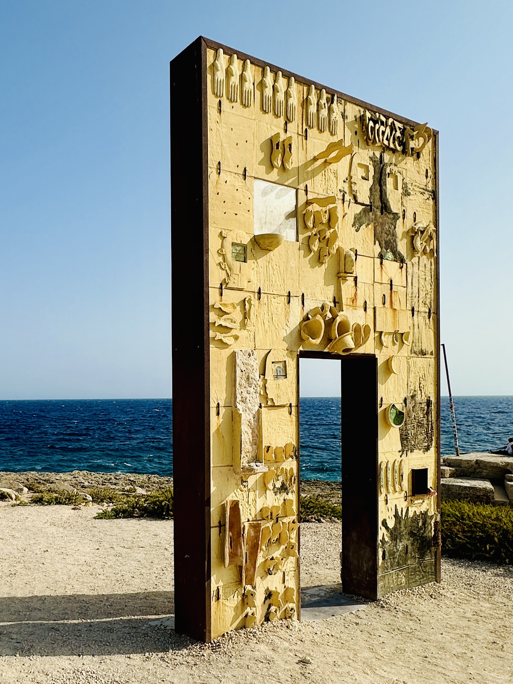 Lampedusa: la sottile linea rossa tra accoglienza e overtourism