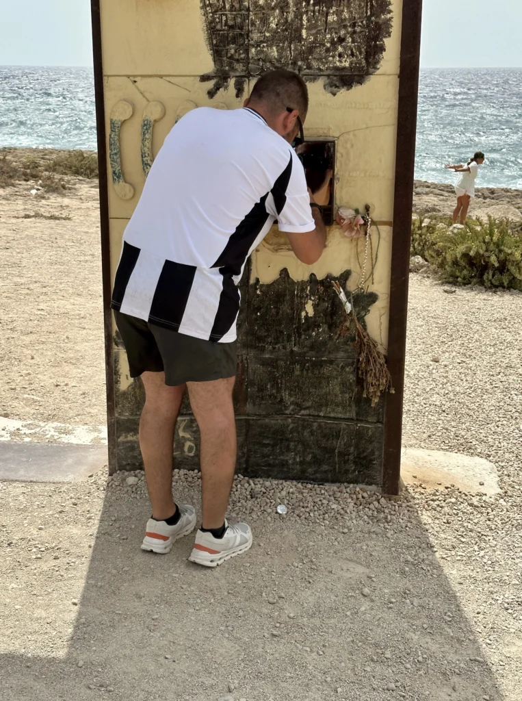 Turista alla Porta d'Europa a Lampedusa
