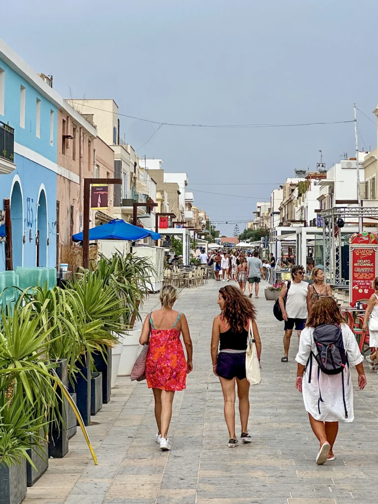 Turisti in via Roma a Lampedusa