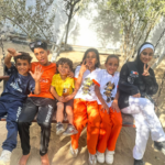 Foto di gruppo dei figli di Samaher, sfollata a Gaza